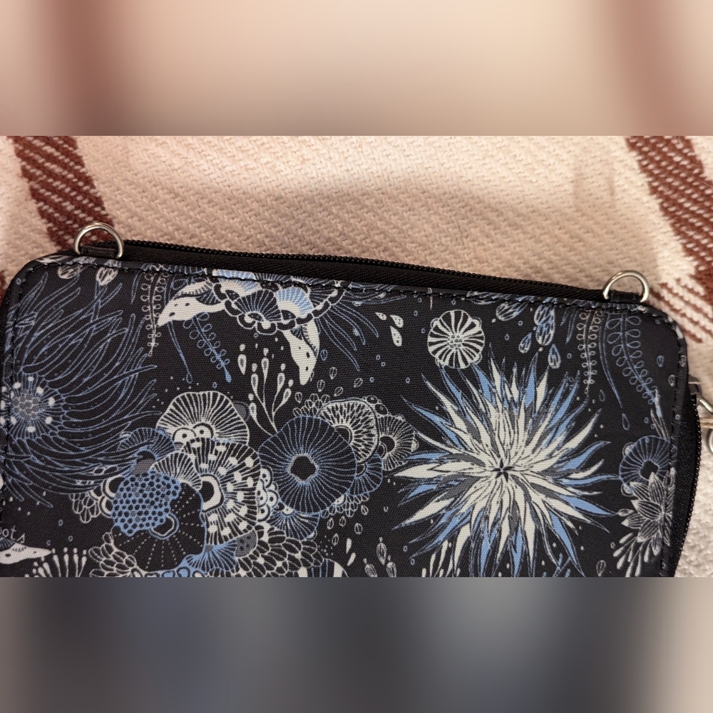 NWOT wristlet with cross body detachable strap - Picture 9 of 14